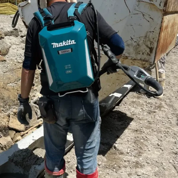 Máy đầm dùi bê tông dùng pin Makita VR001CZ