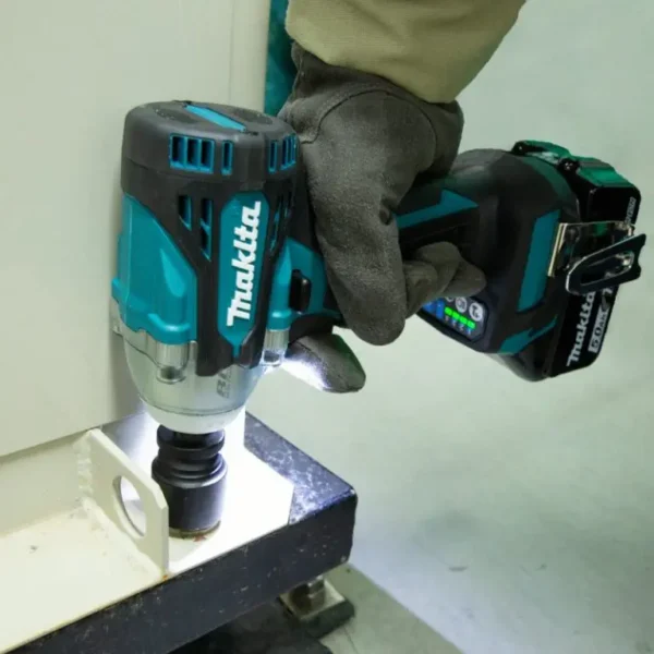 Máy siết bu lông dùng pin Makita DTW302Z