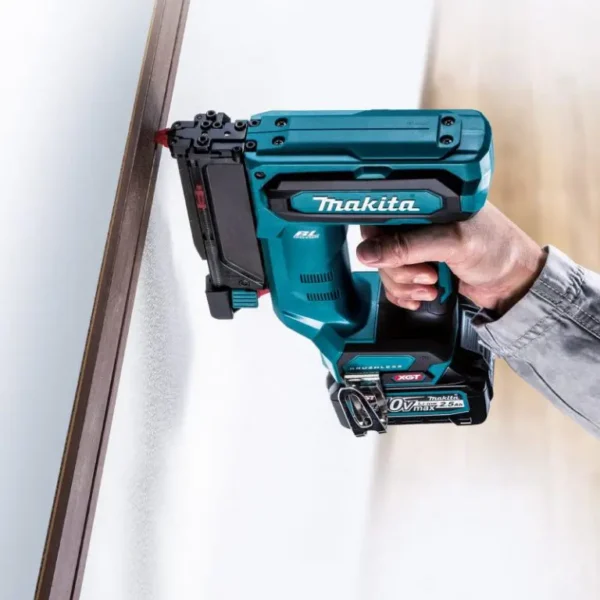 Máy bắn đinh dùng pin Makita PT001GZ01