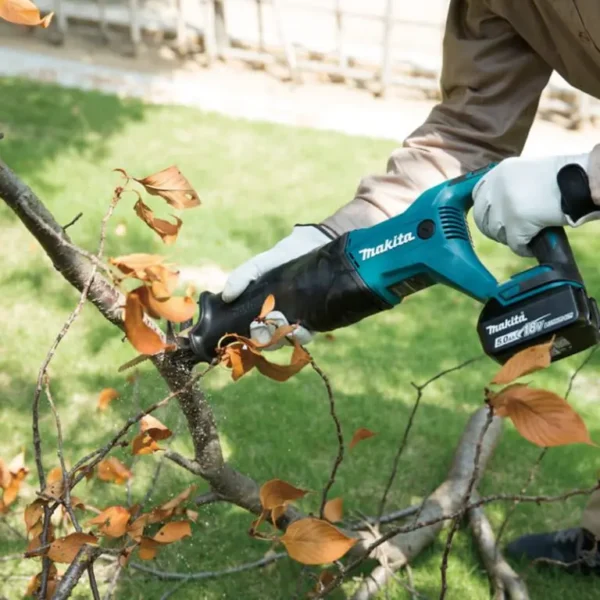 Máy cưa kiếm dùng pin Makita DJR186Z