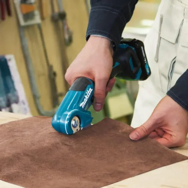 Máy cắt đa năng dùng pin Makita CP100DZ