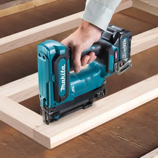 Máy bắn đinh ghim dùng pin Makita ST002GZ