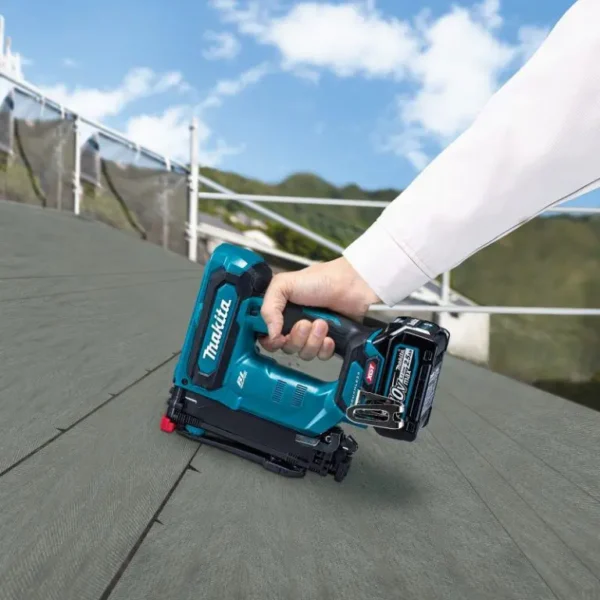 Máy bắn đinh ghim dùng pin Makita ST002GZ