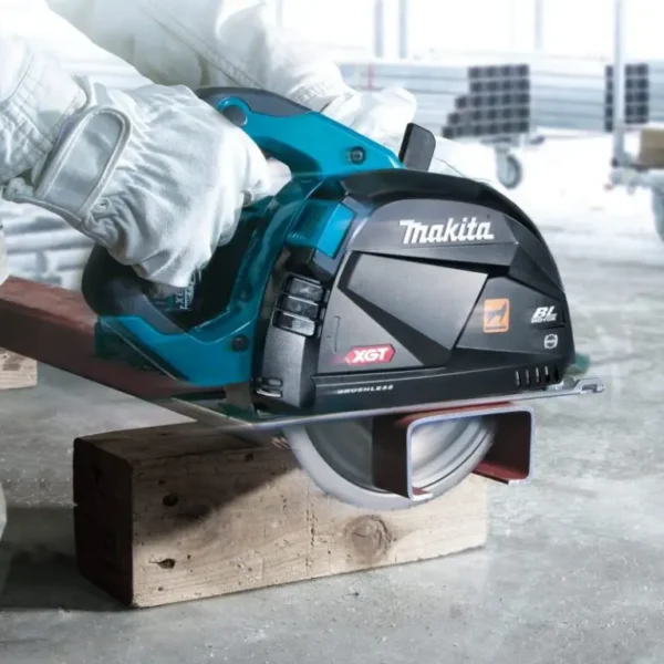 Máy cắt kim loại dùng pin Makita CS002GZ01