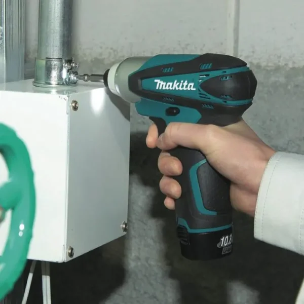 Máy bắt vít dùng pin Makita TD090DZ