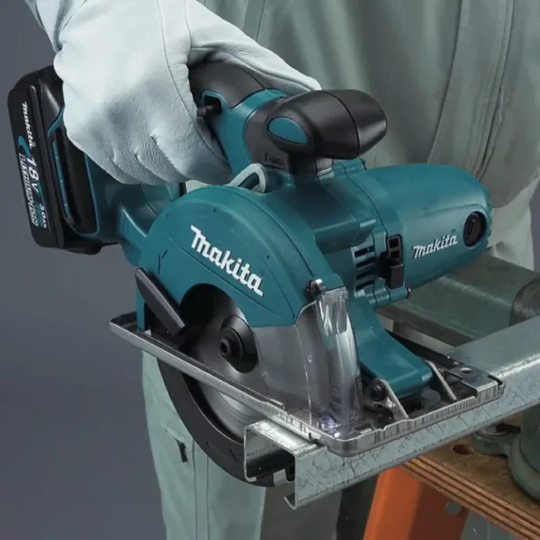 Máy cắt kim loại dùng pin Makita DCS550Z