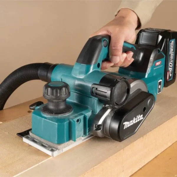 Máy bào dùng pin Makita KP001GZ