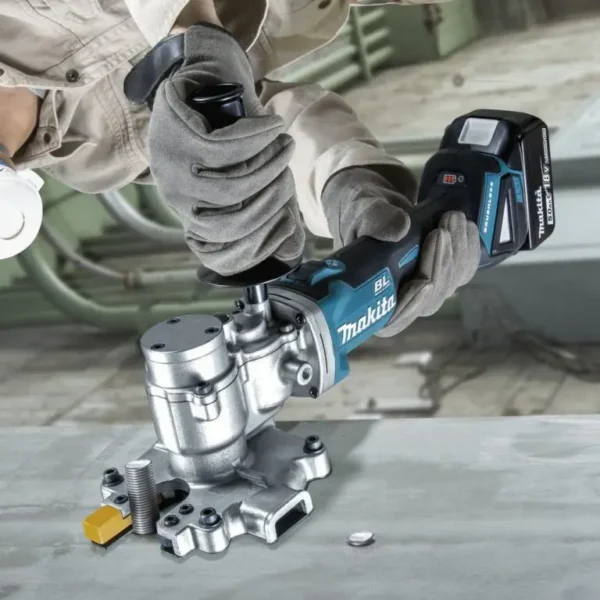 Máy cắt thép dùng pin Makita DSC251ZK