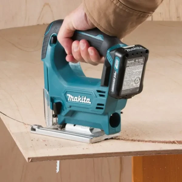 Máy cưa lọng dùng pin Makita JV101DZ