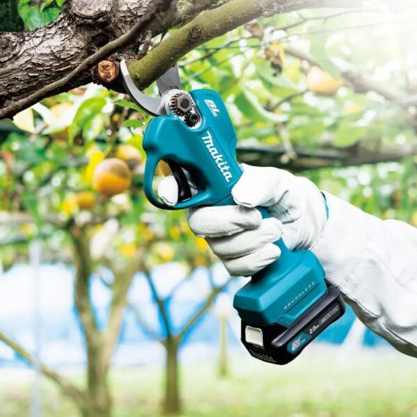 Máy cắt cành dùng pin Makita UP100DZ